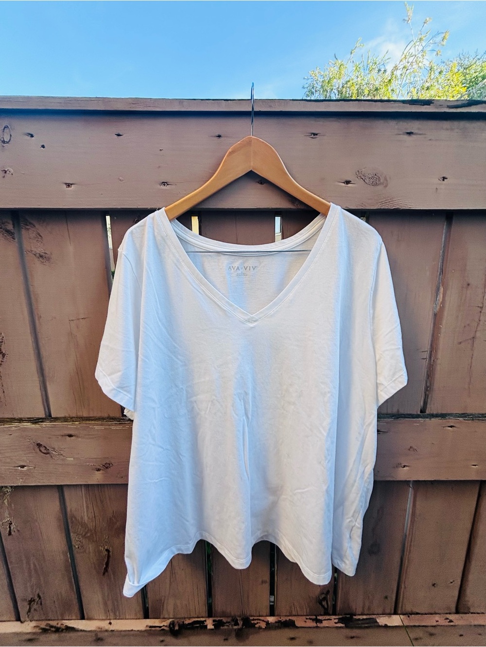 Ava & Viv White V-Neck Short Sleeve Tee